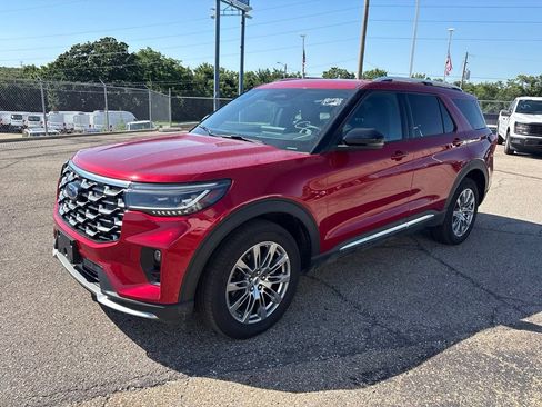 Used 2025 Ford Explorer Platinum AWD/4WD image 3
