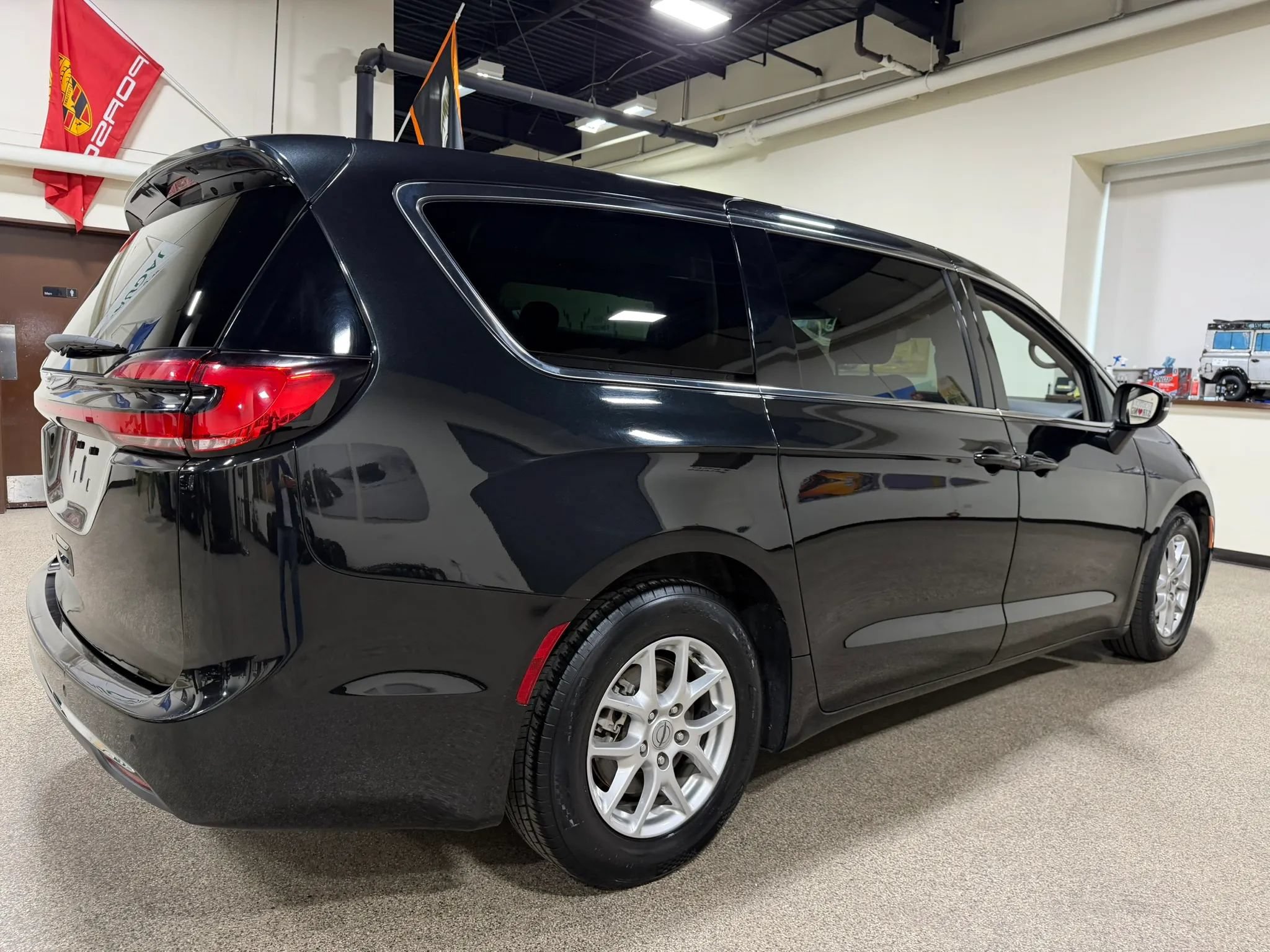 Used 2023 Chrysler Pacifica Touring-L FWD image 16