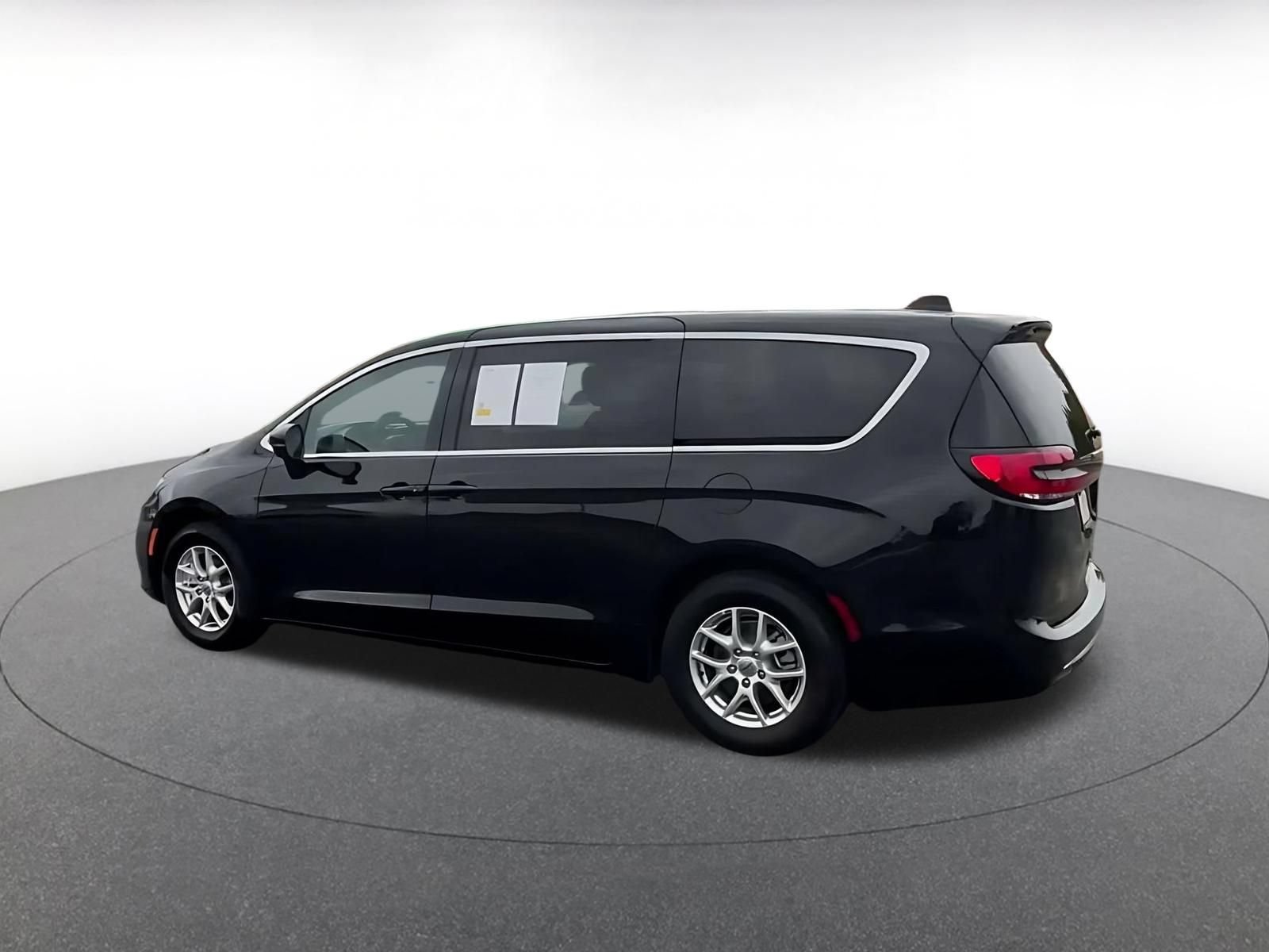 Used 2025 Chrysler Pacifica Select FWD image 9