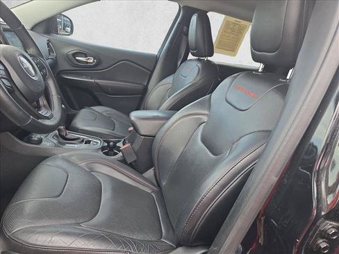 Used 2019 Jeep Cherokee Trailhawk AWD/4WD image 11