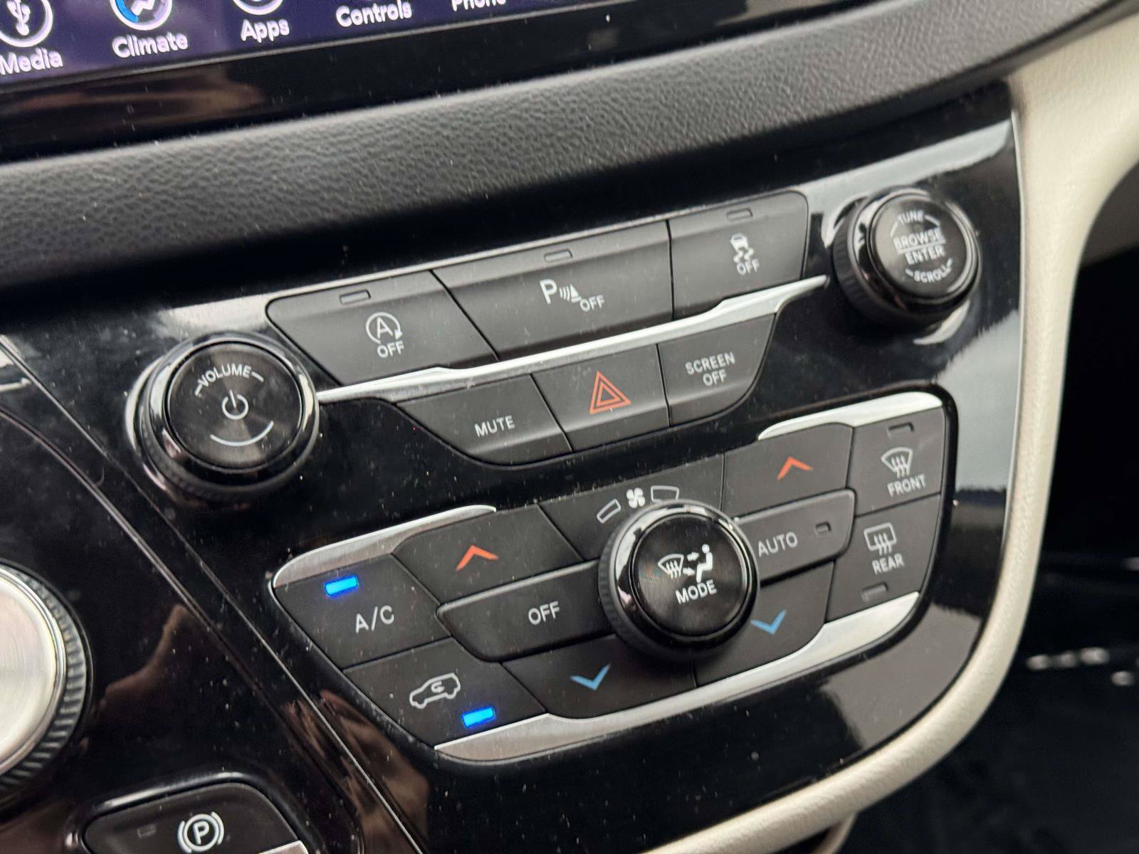 Used 2018 Chrysler Pacifica Touring-L Plus FWD image 26