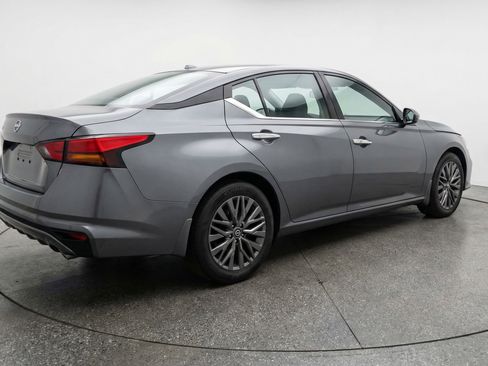 Used 2025 Nissan Altima 2.5 SV image 9