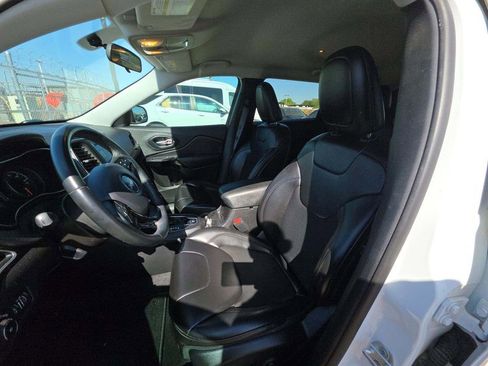 Used 2019 Jeep Cherokee Latitude Plus FWD image 4