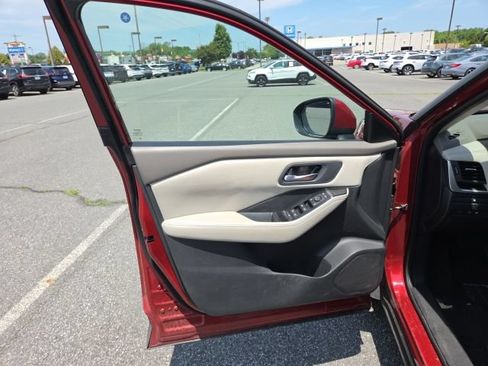 Used 2025 Nissan Rogue SV AWD/4WD image 11