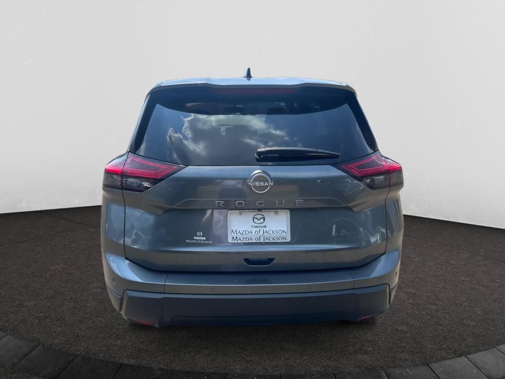 Used 2024 Nissan Rogue S AWD/4WD image 4