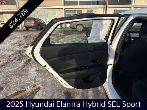 Used 2025 Hyundai Elantra SEL image 31