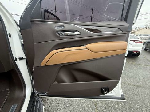 Used 2021 Cadillac Escalade Premium Luxury image 40