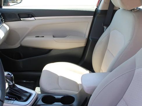 Used 2020 Hyundai Elantra SE FWD image 22