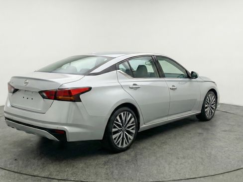 Used 2025 Nissan Altima 2.5 SV FWD image 9