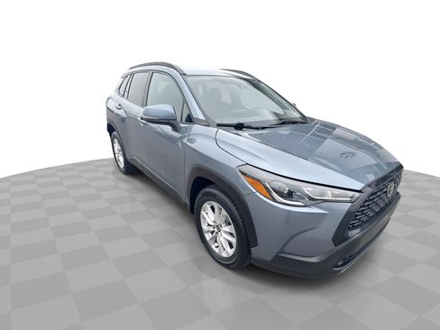 Used 2022 Toyota Corolla Cross LE image 2