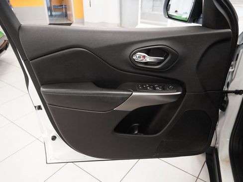 Used 2020 Jeep Cherokee Latitude Plus image 5