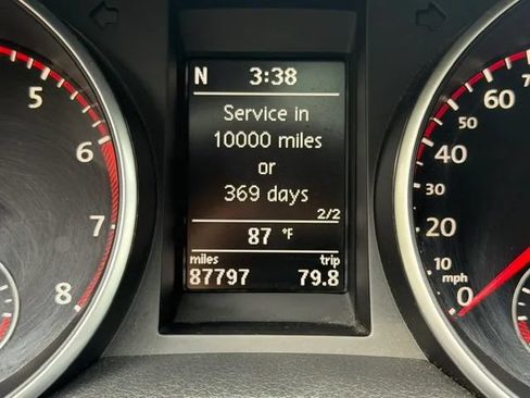Used 2011 Volkswagen Golf 4-Door FWD image 18