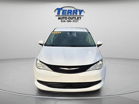 Used 2022 Chrysler Voyager LX FWD image 3