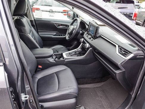 Used 2021 Toyota RAV4 XLE Premium image 17