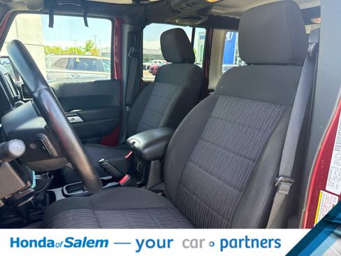 Used 2012 Jeep Wrangler Unlimited Rubicon w/ Connectivity Group AWD/4WD image 11