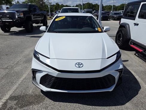 Used 2025 Toyota Camry SE image 2
