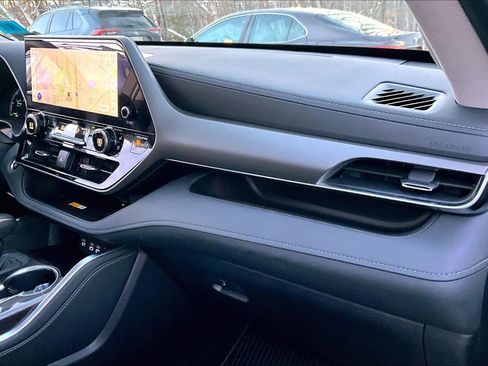 Certified 2025 Toyota Highlander Limited image 17