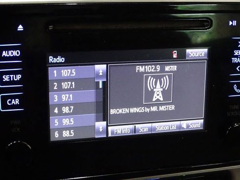 Used 2017 Toyota Corolla LE image 27