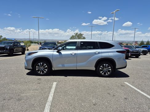 Certified 2025 Toyota Highlander XLE AWD/4WD image 2