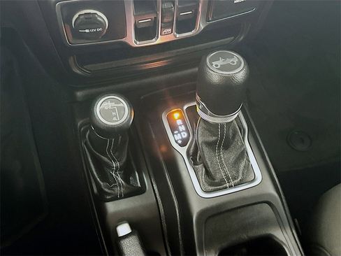 Used 2018 Jeep Wrangler Unlimited Sahara image 16