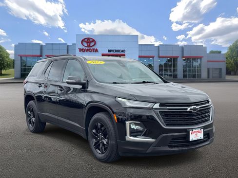 Used 2023 Chevrolet Traverse LT w/ Midnight/Sport Edition image 2