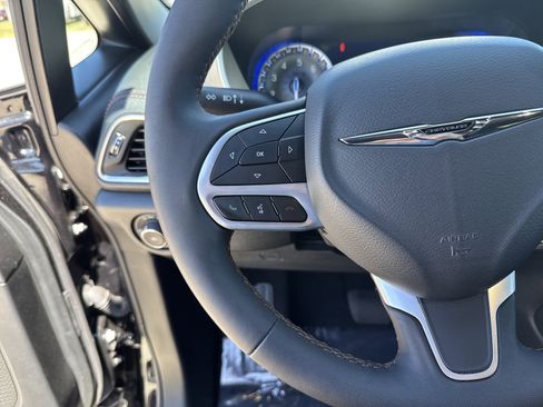 Used 2024 Chrysler Pacifica Pinnacle FWD image 19