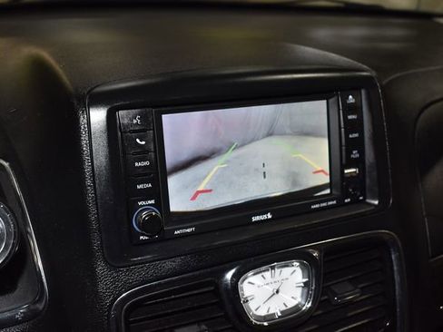 Used 2016 Chrysler Town & Country Touring image 14