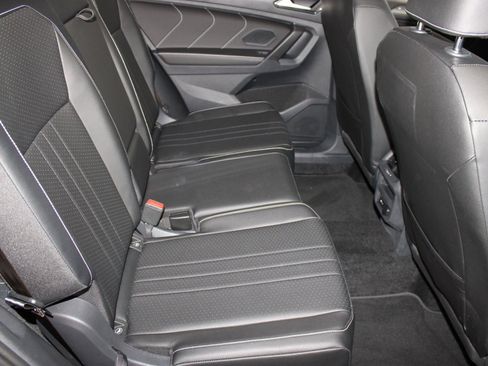 Used 2023 Volkswagen Tiguan SE image 30