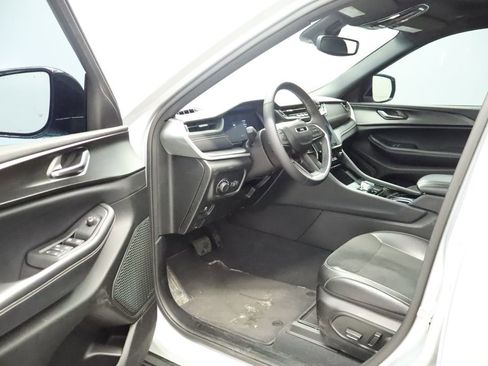 Used 2023 Jeep Grand Cherokee L Laredo image 30