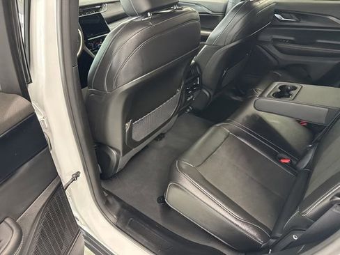 Used 2023 Jeep Grand Cherokee Altitude AWD/4WD image 19