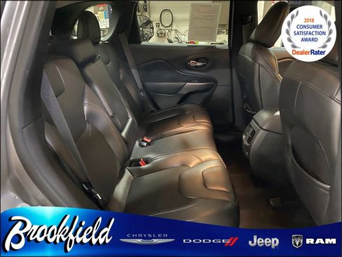 Used 2019 Jeep Cherokee Latitude Plus w/ Cold Weather Group AWD/4WD image 19