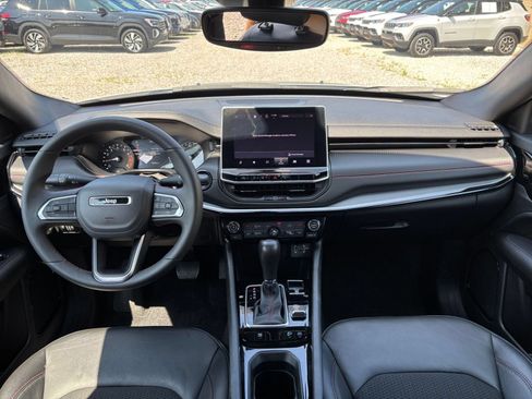 Used 2025 Jeep Compass Trailhawk AWD/4WD image 28