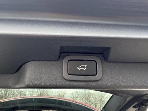 Used 2017 Land Rover Discovery SE image 31