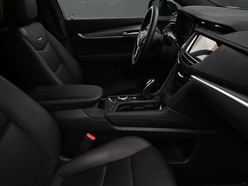 Certified 2025 Cadillac XT5 Luxury FWD image 2