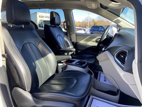 Used 2018 Chrysler Pacifica Limited image 18