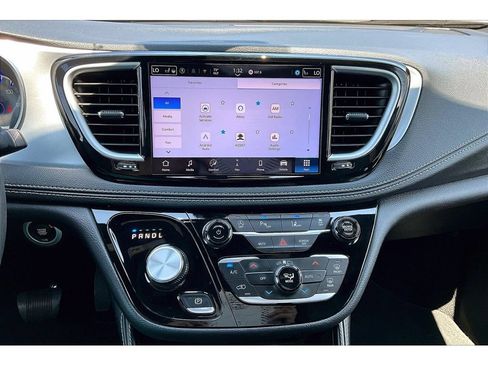 Certified 2025 Chrysler Pacifica Limited FWD image 25