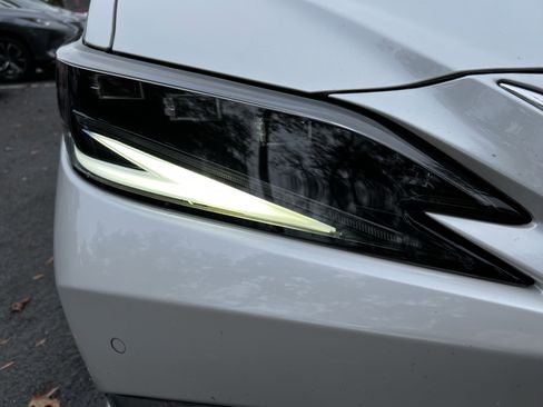 Used 2022 Lexus ES 300h Ultra Luxury image 13