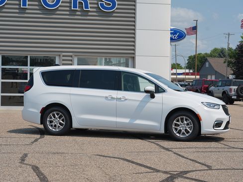 Used 2023 Chrysler Pacifica Touring-L FWD image 2
