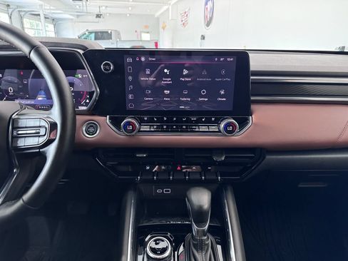 Certified 2024 GMC Canyon AT4 w/ AT4 Premium Package AWD/4WD image 19