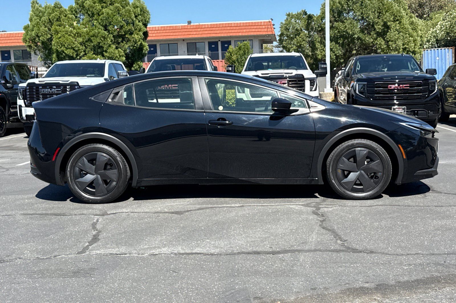Used 2025 Toyota Prius LE FWD image 3