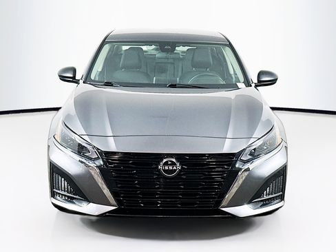 Used 2024 Nissan Altima 2.5 SV image 2