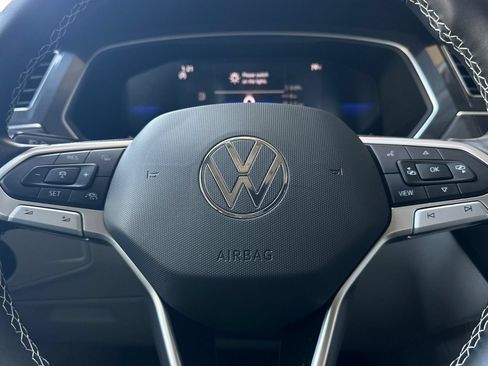 Used 2023 Volkswagen Tiguan SE w/ Panoramic Sunroof Package FWD image 24