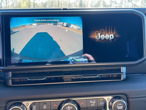 New 2026 Jeep Wrangler Unlimited Sahara AWD/4WD image 18