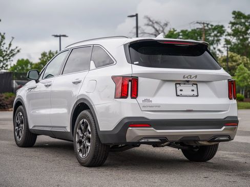 Used 2025 Kia Sorento S w/ Panoramic Sunroof Package FWD image 5