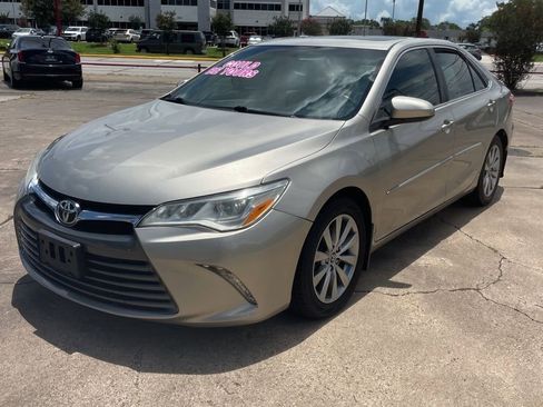 Used 2017 Toyota Camry XLE FWD image 2