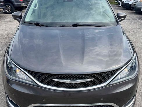 Used 2017 Chrysler Pacifica Touring-L Plus w/ Advanced Safetytec Group FWD image 10