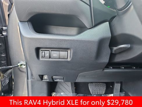 Used 2022 Toyota RAV4 XLE AWD/4WD image 25