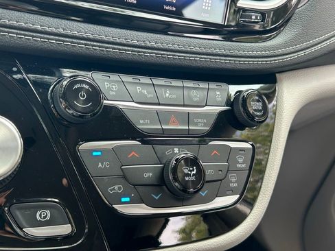 Used 2022 Chrysler Pacifica Touring-L image 55