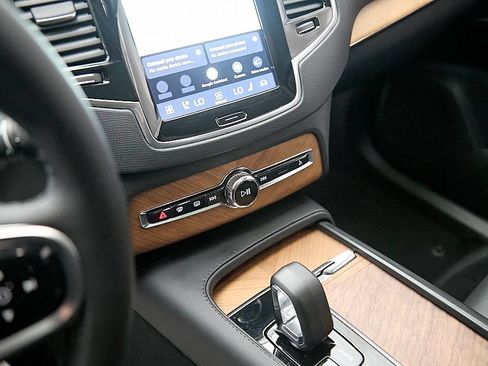 Certified 2024 Volvo XC90 B6 Plus w/ Protection Package Premier AWD/4WD image 17
