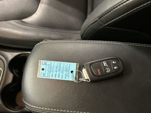 Used 2019 Jeep Cherokee Limited AWD/4WD image 12